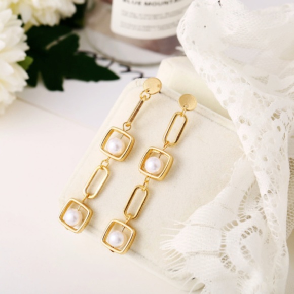 NWT Gold and Pearl Dangle Earrings - Picture 1 of 4